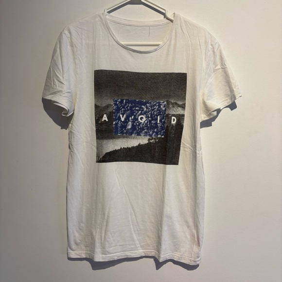 White AVOID Graphic T-Shirt Men’s Medium Mountain Landscape Blue Rock Streetwear - Picture 1 of 6